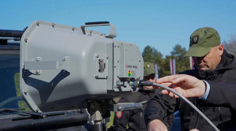 Serbiskt gendarmeri visar en USA-tillverkad ljudkanon (LRAD) som enligt serbiska demonstranter användes mot dem i fjol. Bild tagen 19 mars 2025. Foto: Serbiens inrikesdepartement via AP/TT Serbiskt gendarmeri visar en USA-tillverkad ljudkanon (LRAD) som enligt serbiska demonstranter användes mot dem i fjol. Bild tagen 19 mars 2025. Foto: Serbiens inrikesdepartement via AP/TT